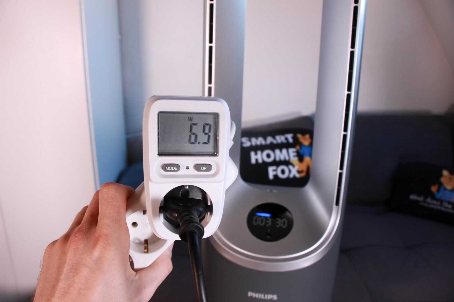 Der Stromverbrauch des Philips Air Performer Series 8000 (AMF870/15) wird mit einem Messgerät gemessen und zeigt 6,9 Watt an.